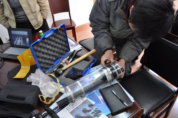 研討會成員正在測試安裝充氣型電纜管道密封系統