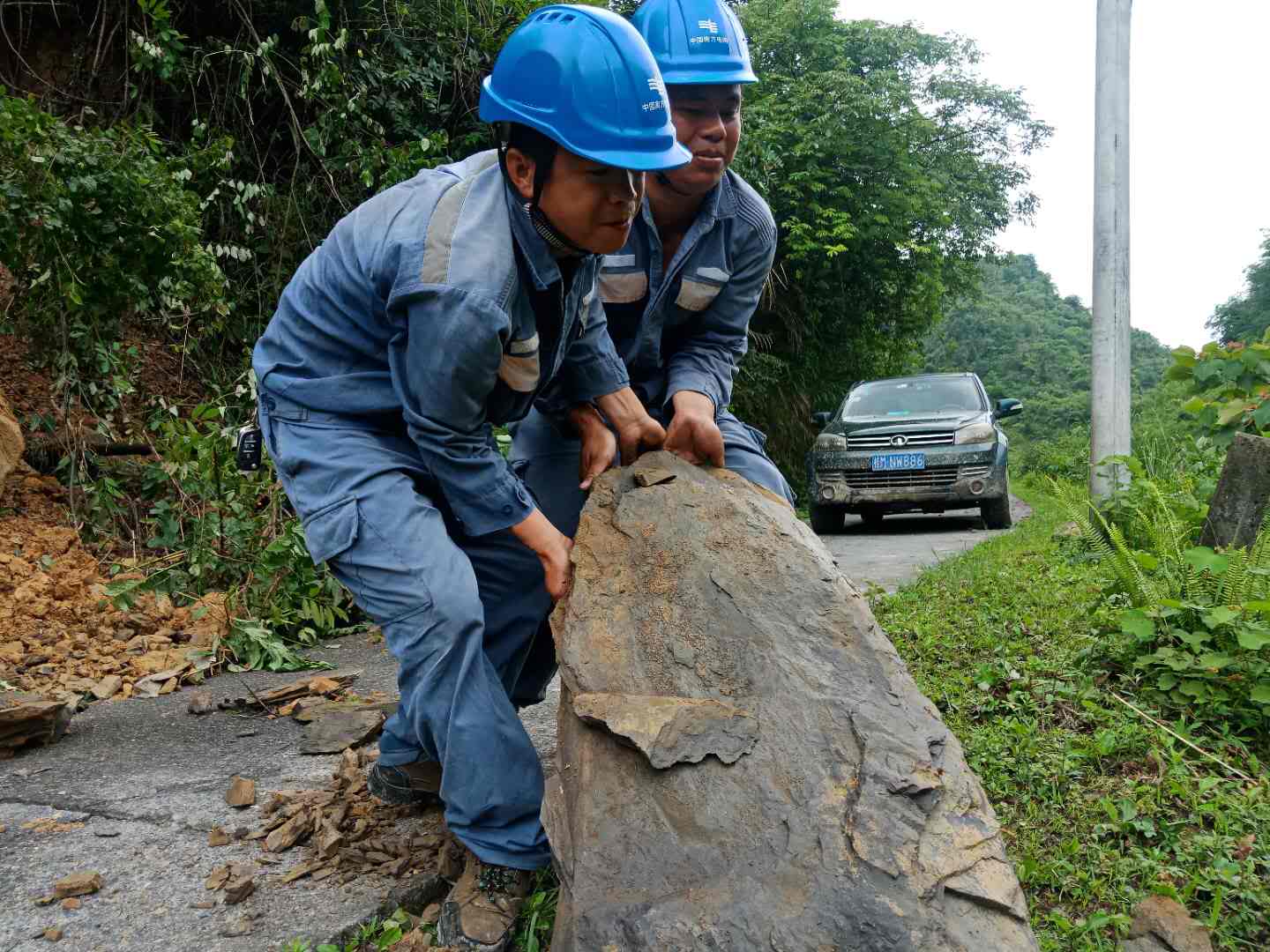 供電局應對雷暴雨全力搶修復電